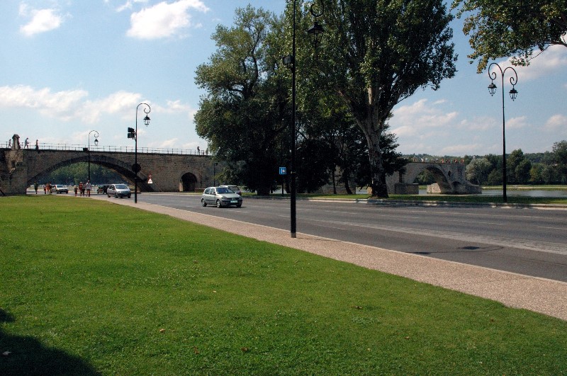 La strada sotto il Ponte di Avignone ( Francia)